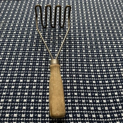 "Triturador de patatas vintage con mango de madera utensilio de cocina antiguo patrón en zig zag 10""" Foto 1 de 4