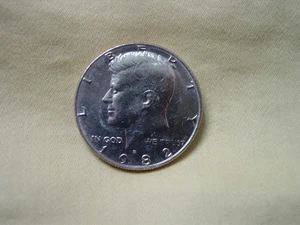 1982 D Kennedy Half Dollar aus einer BU Bankrolle.  Schöne Münze! Kostenloser Versand - Bild 1 von 4