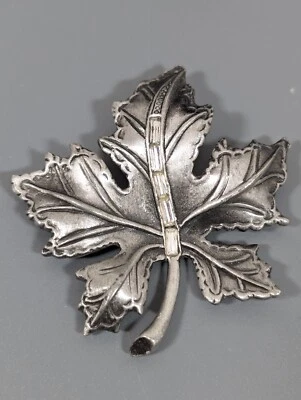Broche Curvo Retro Gris Metálico Hoja de Arce Corte Esmeralda Baguette Estrás Pin Foto 1 de 4