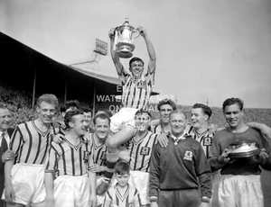 JOHNNY DIXON 1957 FA CUP TROPHY PHOTO PRINT ASTON VILLA SQUAD - Picture 1 of 1