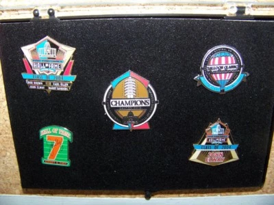 Denver Broncos John ELWAY Salón de la Fama 5 pines NFL Clase de 2004 Foto 1 de 4