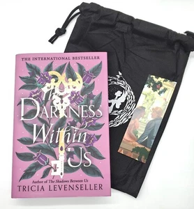 Tricia Levenseller The Darkness Within Us Hardcover digital signiert Fairyloot - Bild 1 von 7