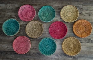 Menge 10 Vintage farbige Korb Rattan geflochten Pappteller Halter Picknick 10" - Bild 1 von 14