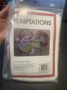 temptations plastic canvas Mr. And Mrs. Claus 8427 - Picture 1 of 3