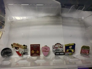 Lot 7 gebrauchte Dollywood Vintage 90er 2000er verschiedene Memorabilia Broschen Anstecknadeln gebraucht  - Bild 1 von 15