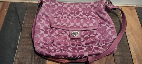 Borsa a tracolla Coach Penelope firmata viola.