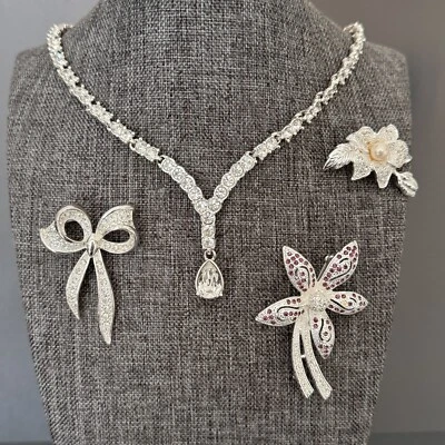 Napier Diamantes de Imitación 17" Collar Lágrima Gota Colgante Arco Flor Broches Todo Marcado Foto 1 de 4