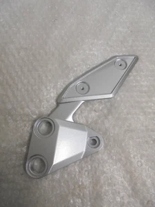 Yamaha FZ-1 Fazer 2006-2011 Genuine Left Footrest Hanger New OEM 2D1-27442-01 - Picture 1 of 3