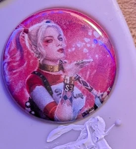 1,25 Zoll Harley Quinn Suicide Squad Pin Pin Back Badge Button - Bild 1 von 1