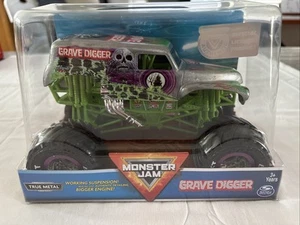 Monster Jam GRAVE DIGGER Monster Truck True Metal 1:24 Scale Spin Master NEW VX - Picture 1 of 7