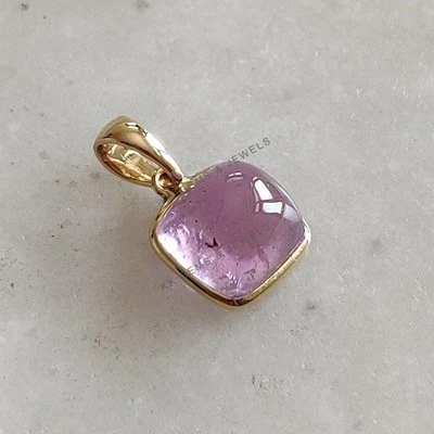 Colgante de kuncita natural de 7,08 quilates con bisel cuadrado de oro de 14 quilates con montura de piedra de nacimiento de febrero Foto 1 de 4