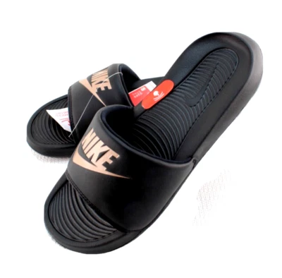 NUEVO CON ETIQUETAS NIKE Victori Talla Única 9 Negras con Logo Bronce Sandalias Deslizantes Cómodas para Mujer Foto 1 de 4