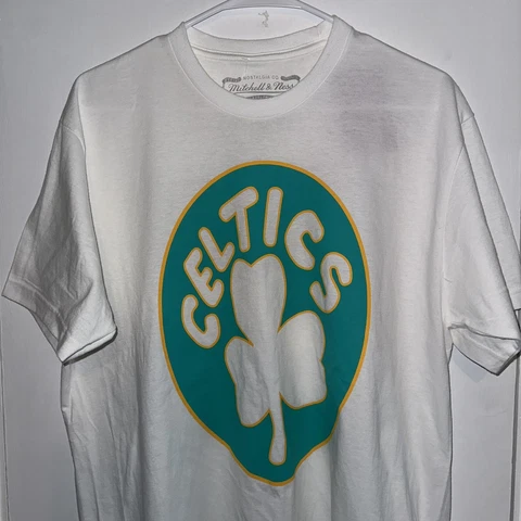 Boston Celtics Mitchell & Ness NBA Hardwood Classics Men Size Large T-Shirt NWT Cover
