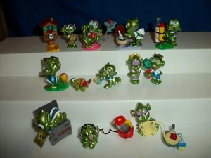 ALIENS Martians LITTLE GREEN MEN Set 10 Mini Figures Kinder Surprise STRALUNATI - Picture 1 of 11