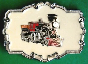 VINTAGE 1980 TOLLE AMERIKANISCHE SCHNALLE EINER DAMPFLOKOMOTIVE AUF WEISSEM RESIN - TOP - Bild 1 von 7