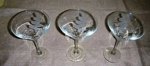 DREI VINTAGE MARTINI GEÄTZTE GLAS ELEGANT & SCHÖN 7 7/16" HOCH - Bild 1 von 3