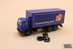 Herpa MB Mercedes NG box truck 3-axle blue/black “idee+Spiel” 1:87 /H24930 - Picture 1 of 1