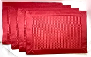 NUOVO set di 4 tovagliette tessuto poliestere bordo raso giubileo rosso ciliegia - Foto 1 di 5