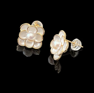 Серьги-гвоздики из серебра 925 пробы с жемчугом камелией 4,5 мм 1/2 дюйма покрытие желтым золотом 14 карат - Изображение 1 из 3