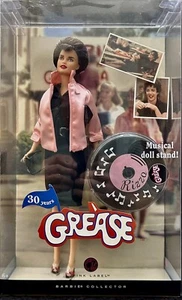 Excelente Barbie 2007 NUEVA Grease 30 Aniversario, Rizzo con Soporte Musical - Imagen 1 de 7