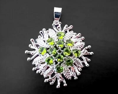 Colgante de plata esterlina hoja de copo de nieve blanco peridoto creado en laboratorio verde Foto 1 de 3