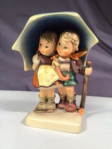 Hummel Goebel Figur zwei Kinder STURMWETTER #71 schöner blauer Regenschirm - Bild 1 von 5