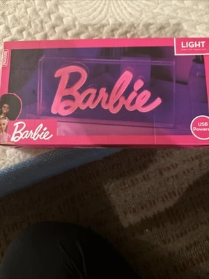 NUEVO Paladone Barbie Logo LED Rosa Neón Letrero-Licencia Oficial Barbie Decoración Foto 1 de 2