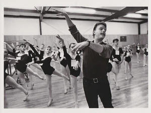 1987 Press Photo Boston Ballet Director Bruce Wells at Auditions in Houston - Picture 1 of 2