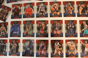 2023 Panini WWE SELECT Red & Blue Concourse base Set 1 à 100 Au choix - Photo 1 sur 101