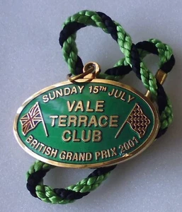 BRITISH GRAND PRIX 2001 Enamel Badge MOTORSPORT MOTORING VALE TERRACE CLUB - Picture 1 of 1