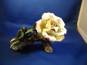 CAPODIMONTE PINK TIPPED WHITE ROSE ON A LIMB CROWN NUOVA MADE IN ITALY 5" X 7" - Picture 1 of 4
