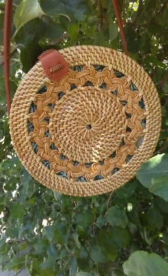 Bolso de paja de ratán redondo de hierba bali ata tejido a mano único stock de EE. UU. Foto 1 de 4