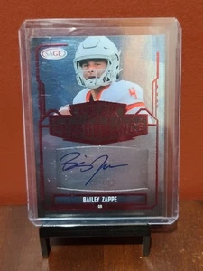 Autografo 2022 Sage Bailey Zappe Peak Performers Red Auto RC #PKA-BZ Patriots - Foto 1 di 2