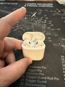 Apple Airpods 2nd Generation (A2031)-Charging case and airpods - Photo 1 sur 4