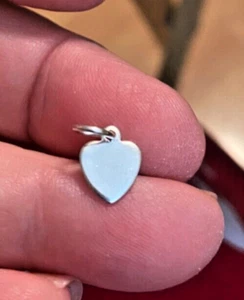 ¡Dije de corazón plano grabable de plata de ley pequeño de 8 x 10 mm! - Imagen 1 de 3