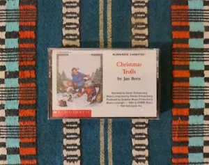 Christmas Trolls - Jan Brett (Cass, Audiobook) Scholastic PUEDE Nuevo Sellado - Imagen 1 de 2