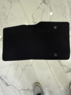 Оригинальные напольные коврики со стороны пассажира для Chevrolet Corvette C8 2020-2025 годов выпуска 84665075 GM - Изображение 1 из 2