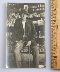Cartolina fotografica vintage anni '20 proprietario negozio generale Ludwig professionale RPPC - Foto 1 di 2