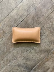 Leather Works Ltd. Fermacarte riempito in pelle 4-1/4" x 2-1/4" (151-LW) - Foto 1 di 1