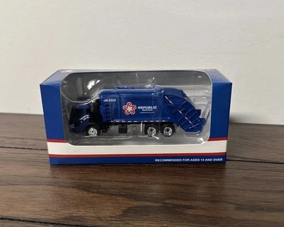 Camión de basura de carga trasera First Gear Republic Services escala 1/87 nuevo en paquete Foto 1 de 4
