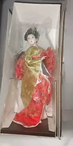 12 in japanischer Geisha rot/beige Kimono mit Ventilator Sammlerstück Handarbeit Figur - Bild 1 von 10