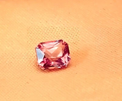 PIEDRA PRECIOSA DE ZULTANITA/CSARITA DIÁSPORA ROJA Y CAMBIO DE COLOR RARA, 100 % NATURAL 0,60 CRT Foto 1 de 4