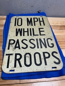 De colección - Letrero de tropas militares - 10 mph mientras pasan tropas - Imagen 1 de 2