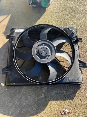 2011 jeep grand cherokee 5.7 v8 radiator fan - Image 1 of 3
