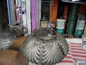 Antigua lámpara de aceite de latón PANTALLA DE CHIMENEA metal antideslizante instalador enagua solapas con bisagras - Imagen 1 de 9