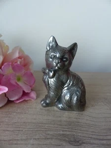 Figurine vintage de chat en étain – Chaton argenté assis avec ruban, sculpture - Foto 1 di 9