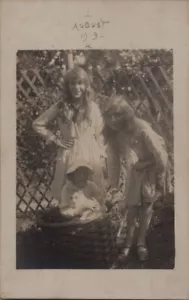 CARTOLINA FOTOGRAFICA REALE RPPC-DUE SORELLE BIONDE & RAGAZZO IN CESTINO CON GATTO BIANCO - Foto 1 di 3