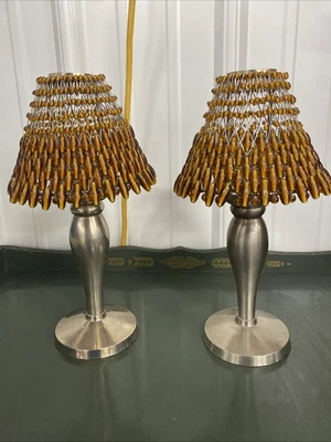 Par de candelabros de peltre de granero de cerámica cuentas de vidrio y cortinas de alambre Foto 1 de 4