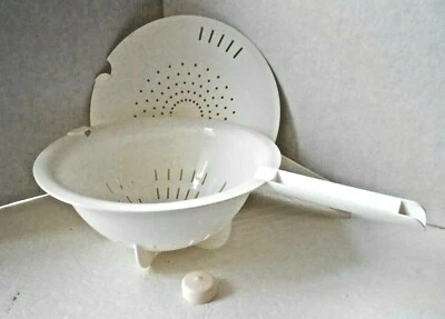 TUPPERWARE NEW VINTAGE XLARGE 2 PIECE  2 QUART STRAINER/COLANDER W/LOCKING LID - Image 1 of 4