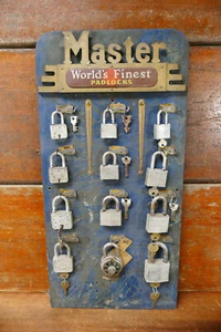 VINTAGE MASTER LOCK STORE DISPLAY BOARD Complete with Locks + Matching Keys - Picture 1 of 13